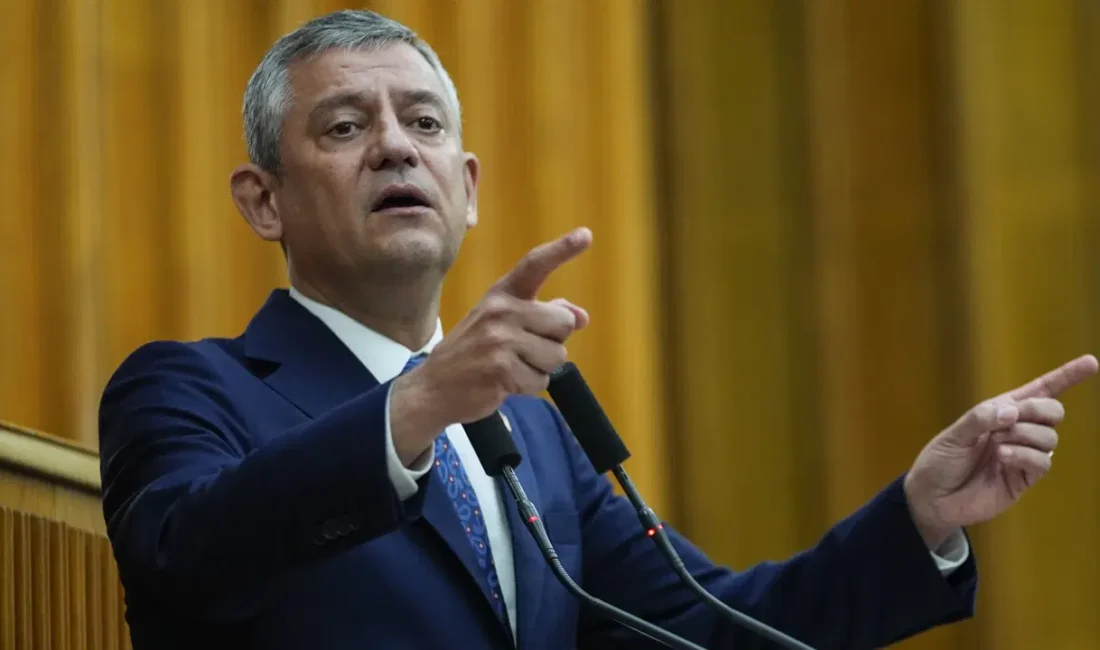 Özgür Özel, TBMM'deki grup toplantısında genel merkeze teslim edilen resmi