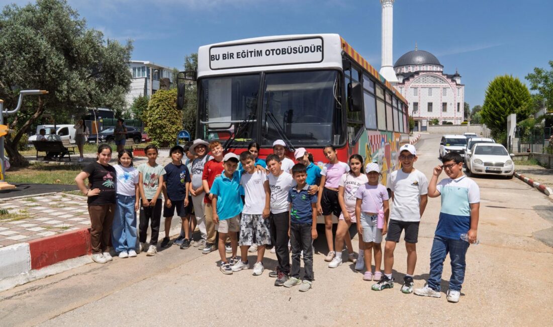 İzmir’de hizmet süresini tamamlayan emektar bir ESHOT otobüsü, çöpe gitmek