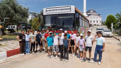 İzmir’de hizmet süresini tamamlayan emektar bir ESHOT otobüsü, çöpe gitmek