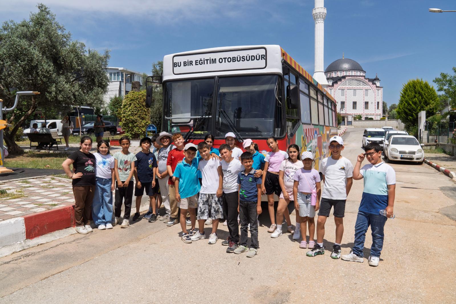 İzmir’de hizmet süresini tamamlayan emektar bir ESHOT otobüsü, çöpe gitmek