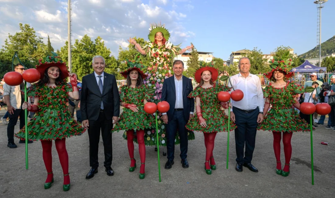 Kemalpaşa'da vatandaşlarla ve esnafla buluşan İzmir Büyükşehir Belediye Başkanı Dr.