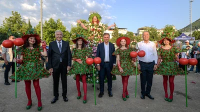 Kemalpaşa'da vatandaşlarla ve esnafla buluşan İzmir Büyükşehir Belediye Başkanı Dr.