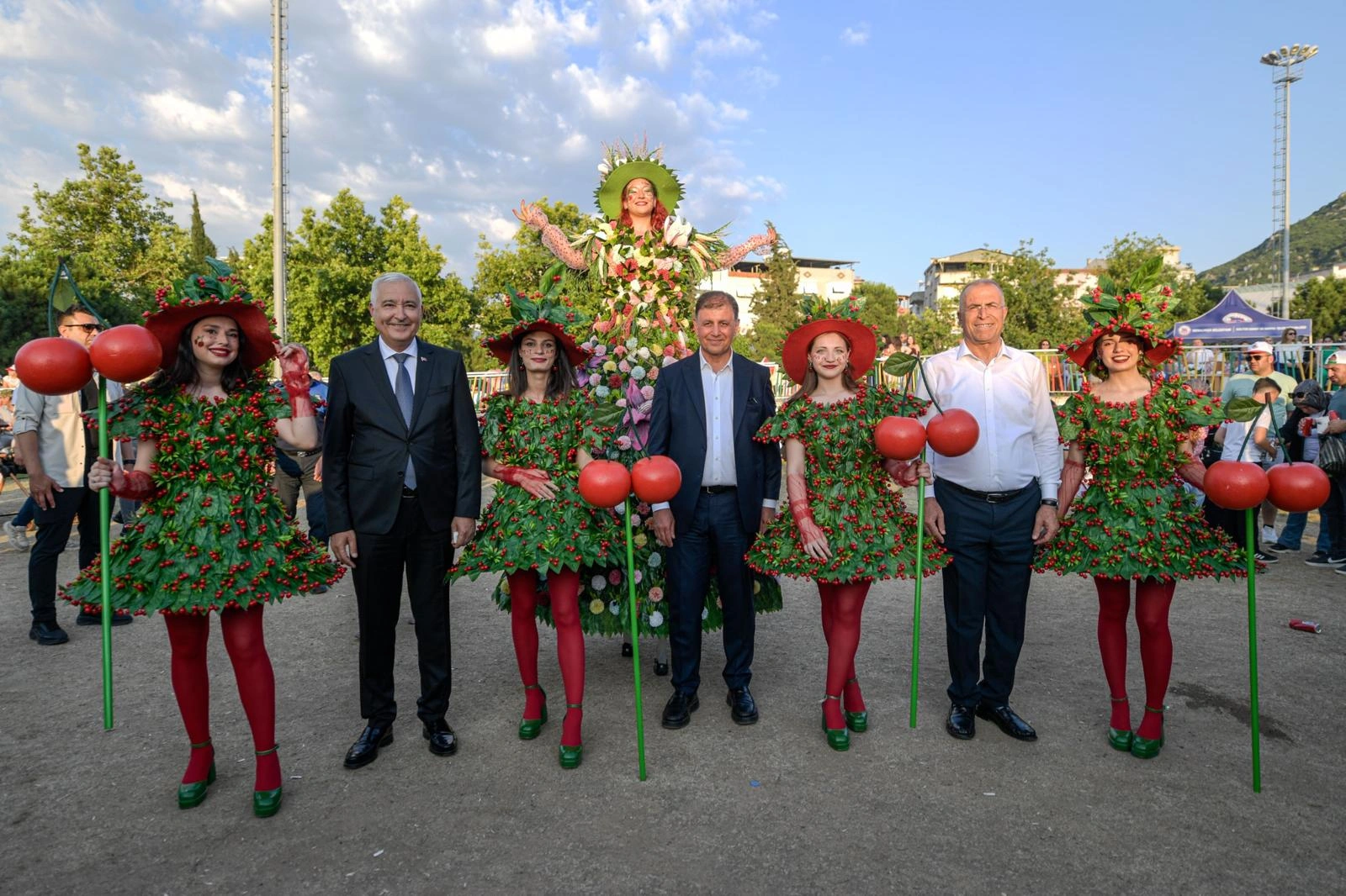 Kemalpaşa'da vatandaşlarla ve esnafla buluşan İzmir Büyükşehir Belediye Başkanı Dr.
