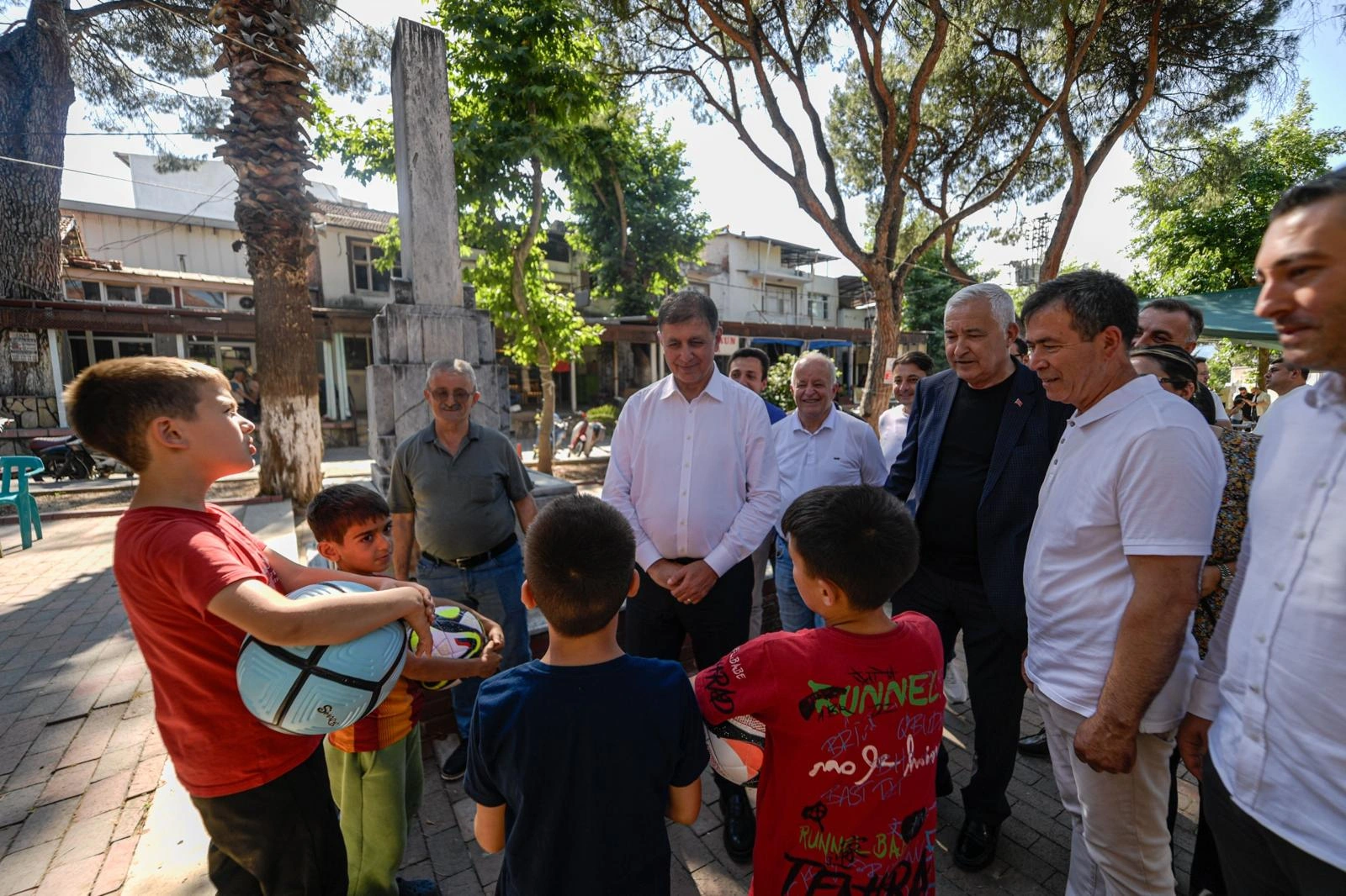Başkan Tugay, kiraz kenti Kemalpaşa'da: “Bir ve bütünüz, gençler bu ülkenin emaneti”