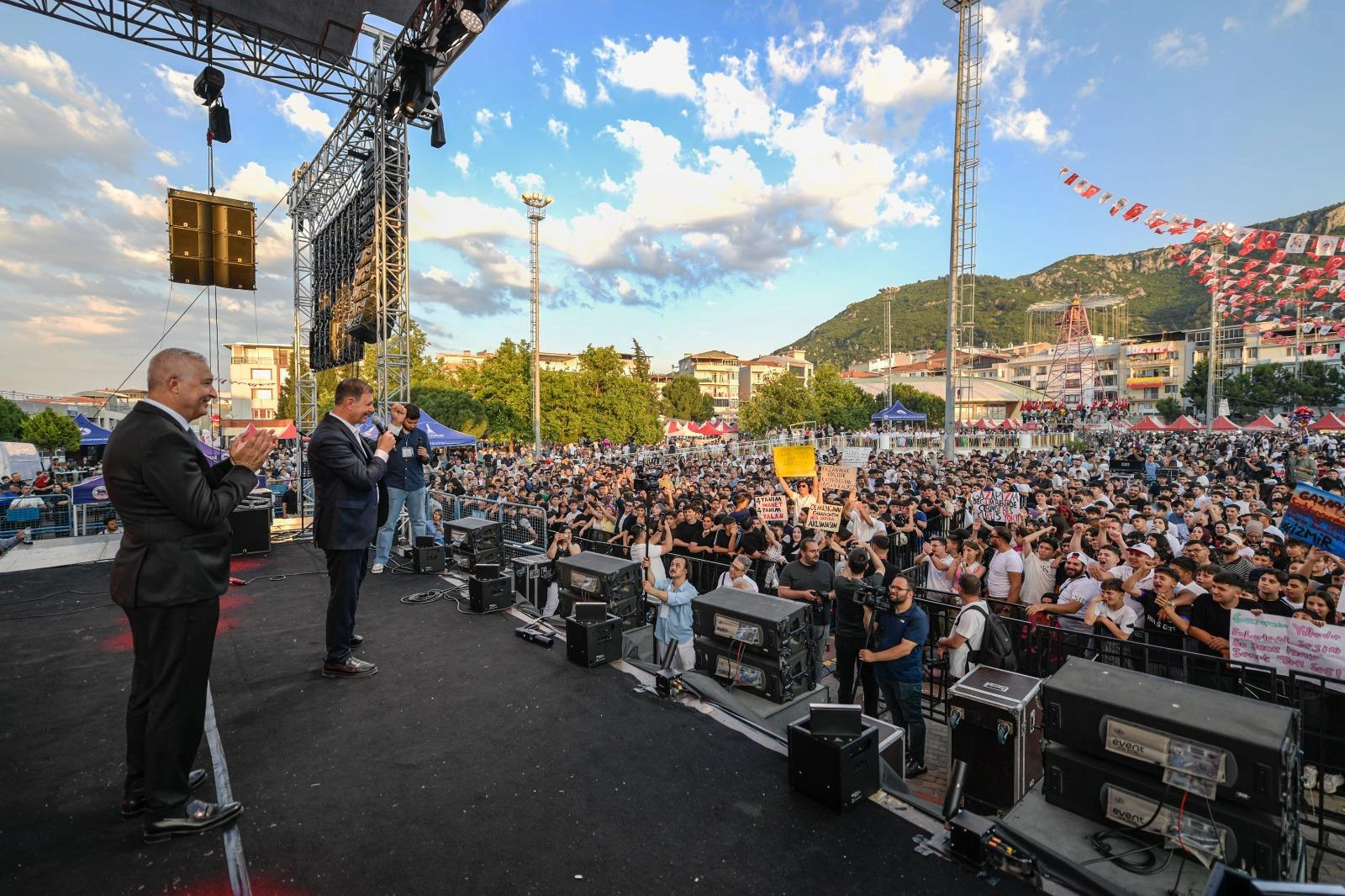 Başkan Tugay, kiraz kenti Kemalpaşa'da: “Bir ve bütünüz, gençler bu ülkenin emaneti”