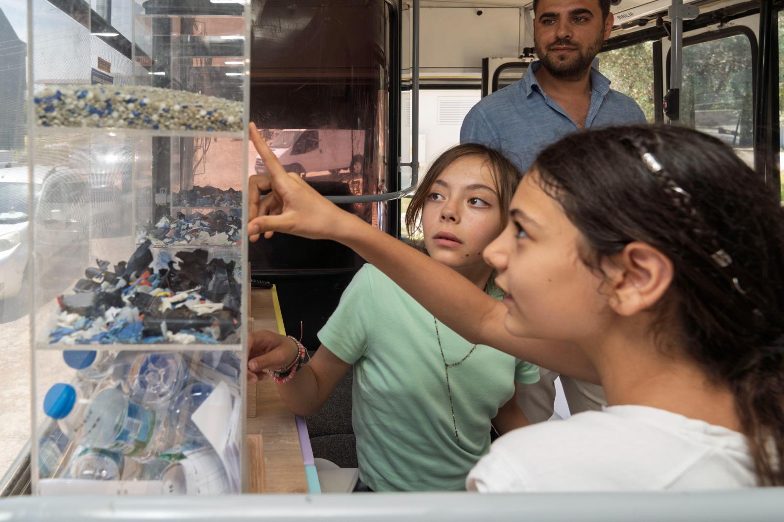 Çocuklar hem eğleniyor hem dünyayı kurtarıyor: 'Dobidob' İzmir'de çocukları eğitiyor!