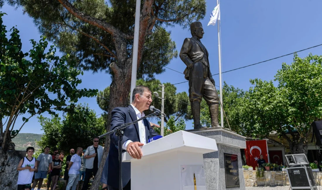 Foça'da muhtarlarla buluşup ardından Yeniköy'e geçen Cemil Tugay, açılış kürsüsünden
