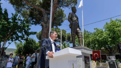 Foça'da muhtarlarla buluşup ardından Yeniköy'e geçen Cemil Tugay, açılış kürsüsünden