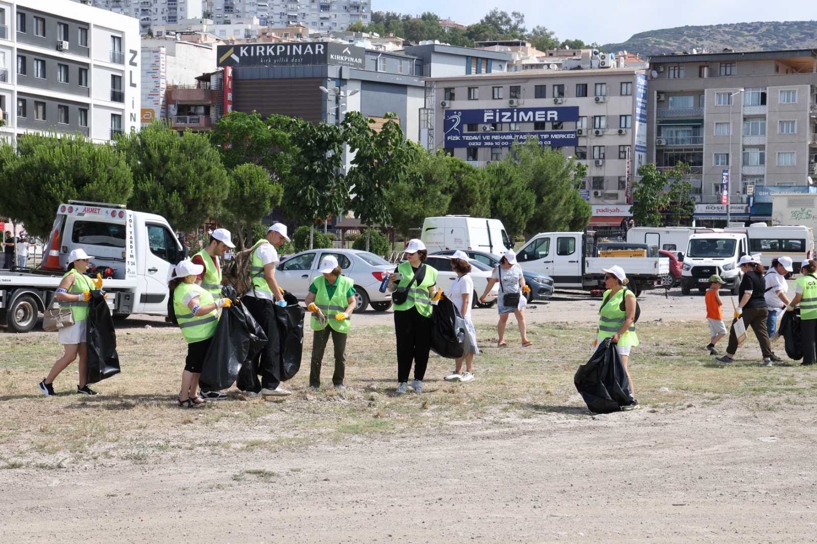 Çiğli’de Çevre Günü ödüllü temizlik etkinliğiyle kutlandı