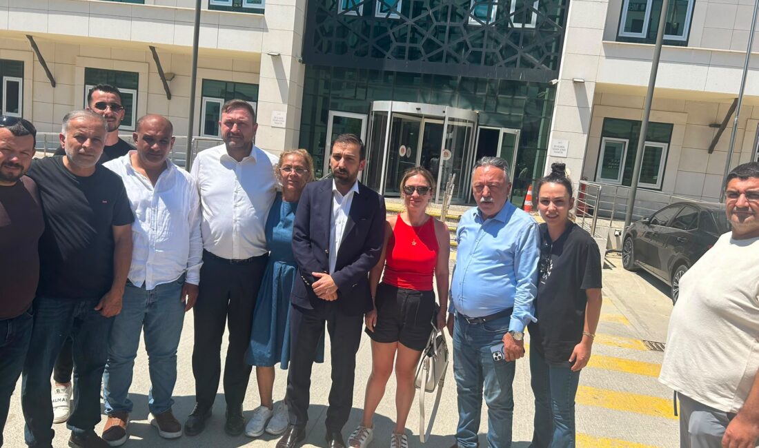 Seferihisar Adliyesi’nde serbest bırakılan Balçova Belediye Başkanı Onur Yiğit ve