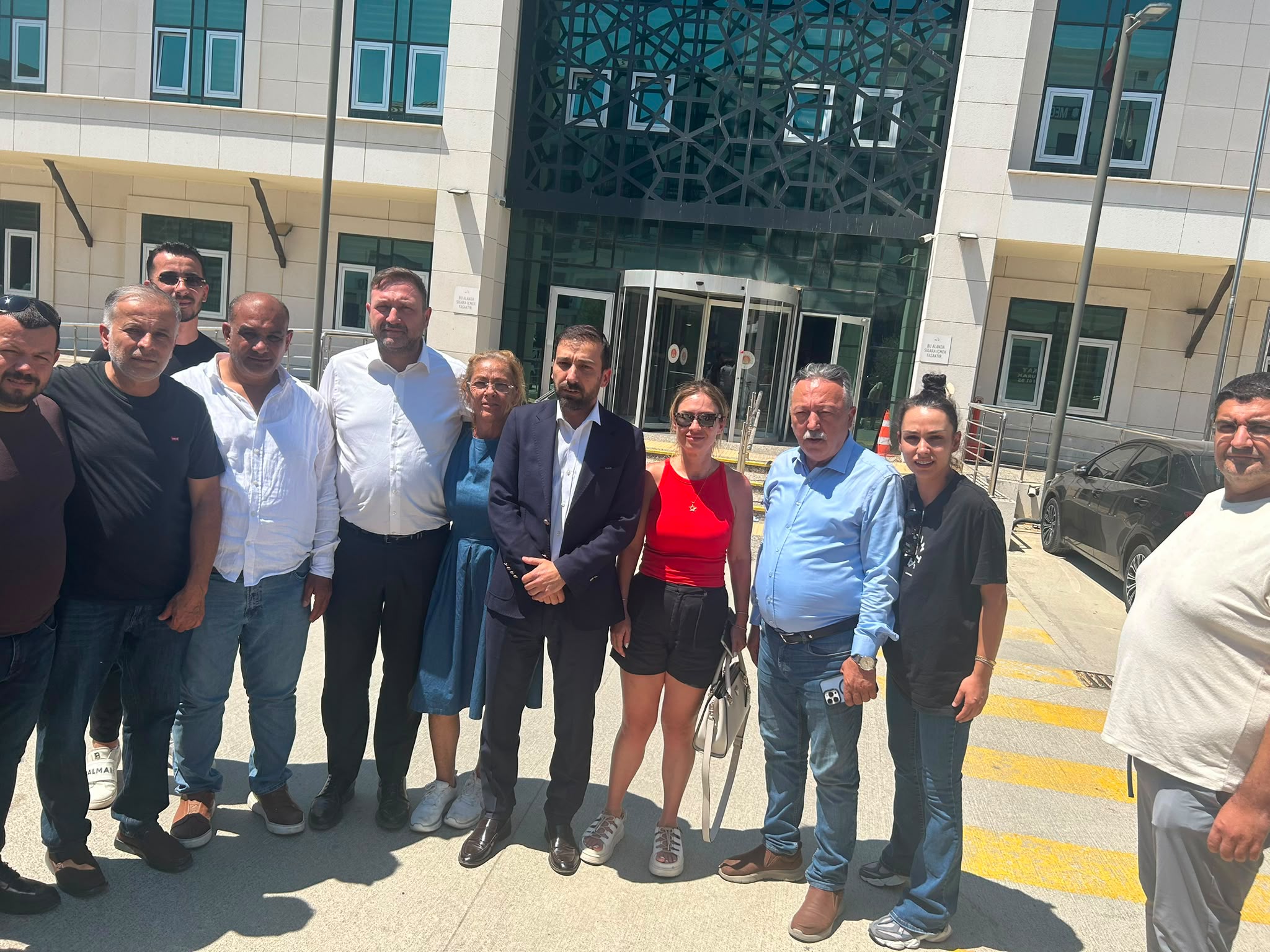 Yiğit ile birlikte Doğuş Bayır da serbest: Utku Gümrükçü Adliye kapısında karşıladı