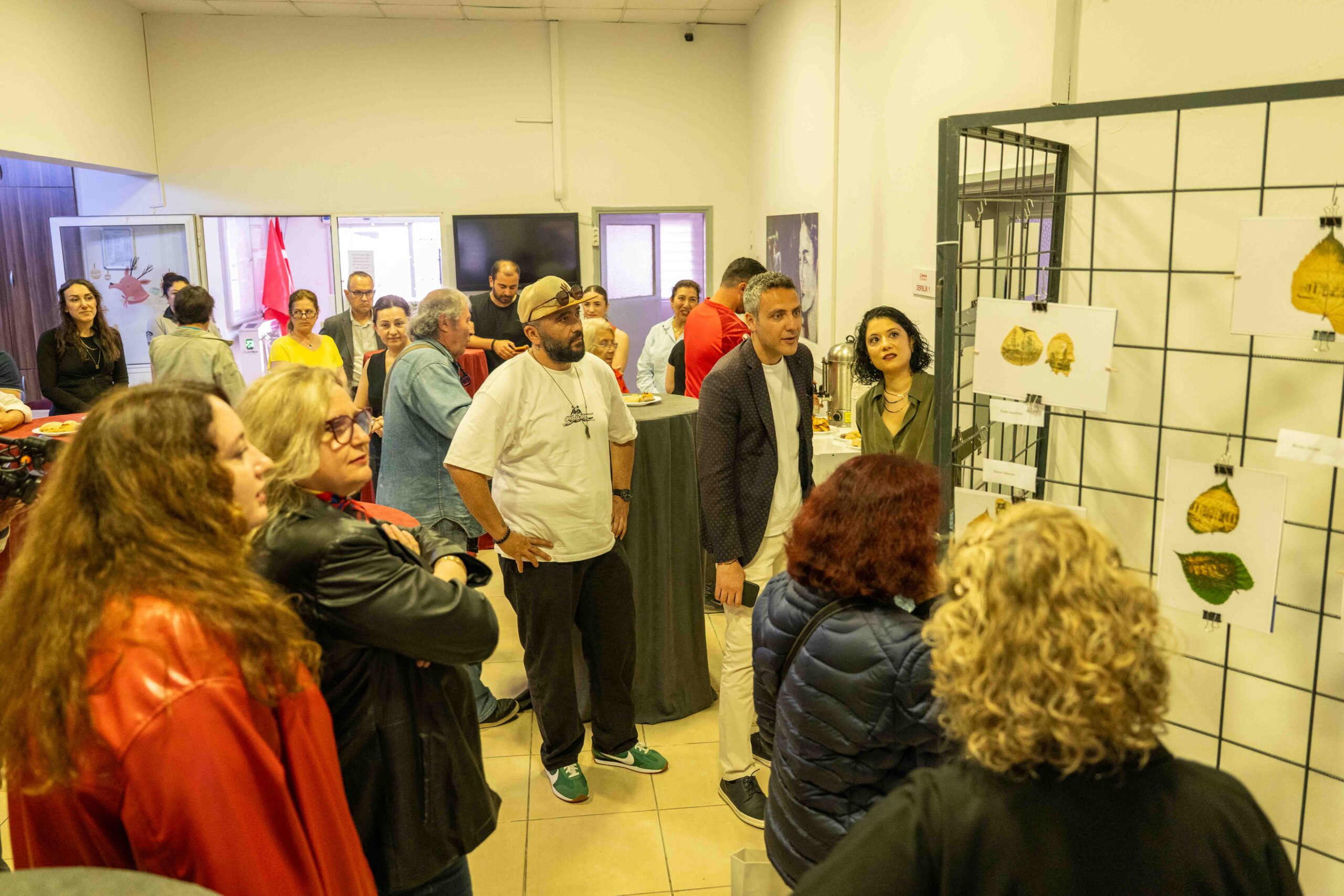Bornova’da görülmemiş buluşma: Sergilenen eserleri görenler hayran kaldı 2 Bornova’da görülmemiş buluşma: Sergilenen eserleri görenler hayran kaldı