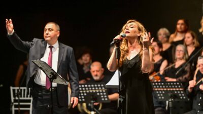 Bornova Belediyesi kültür-sanat etkinliklerinde çıtayı zirveye çıkardı! Açıkhava Tiyatrosu’nu dolduran