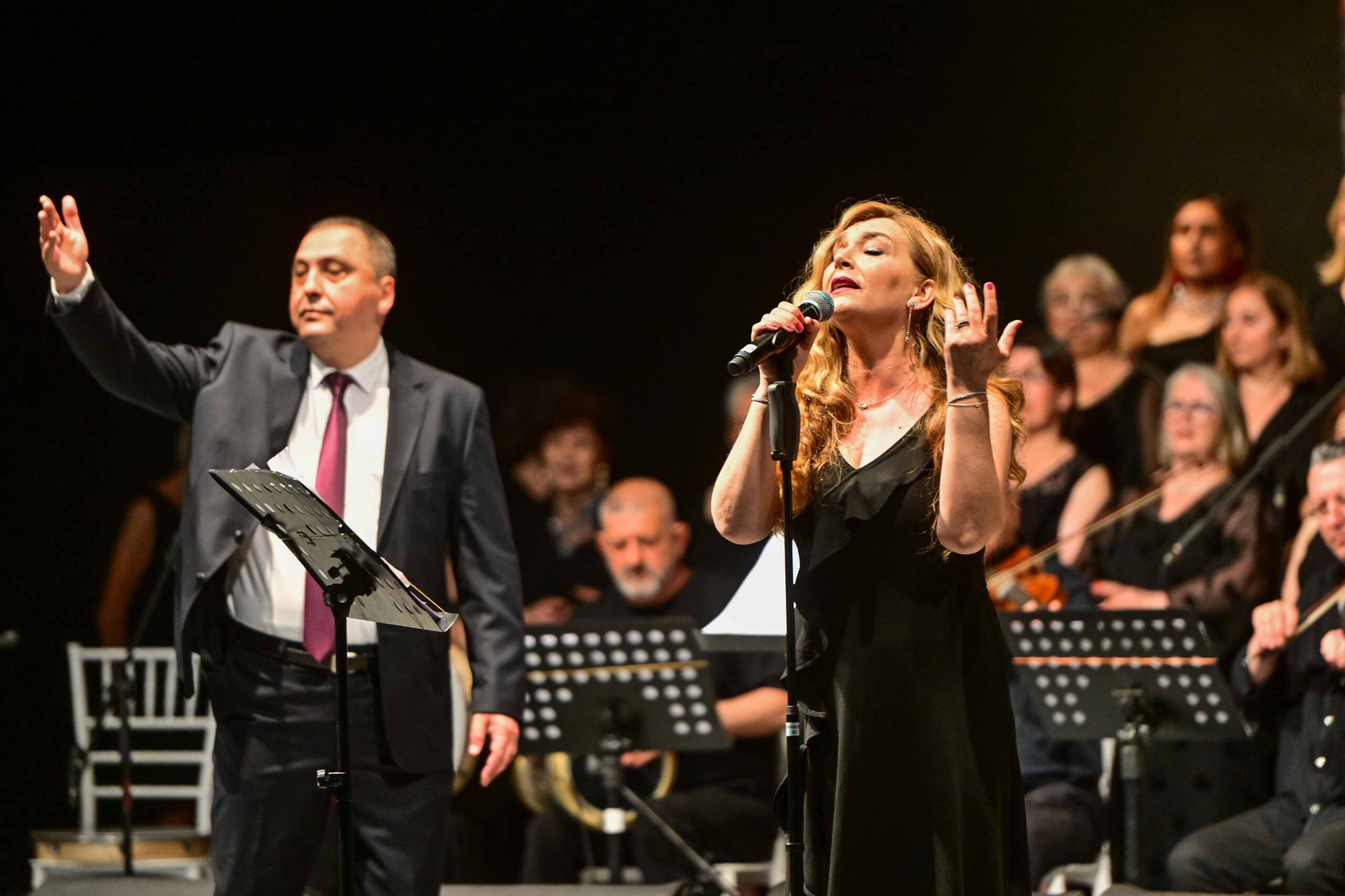 Bornova’da yaza coşkulu merhaba: Ayfer Feray’da müzik ziyafeti