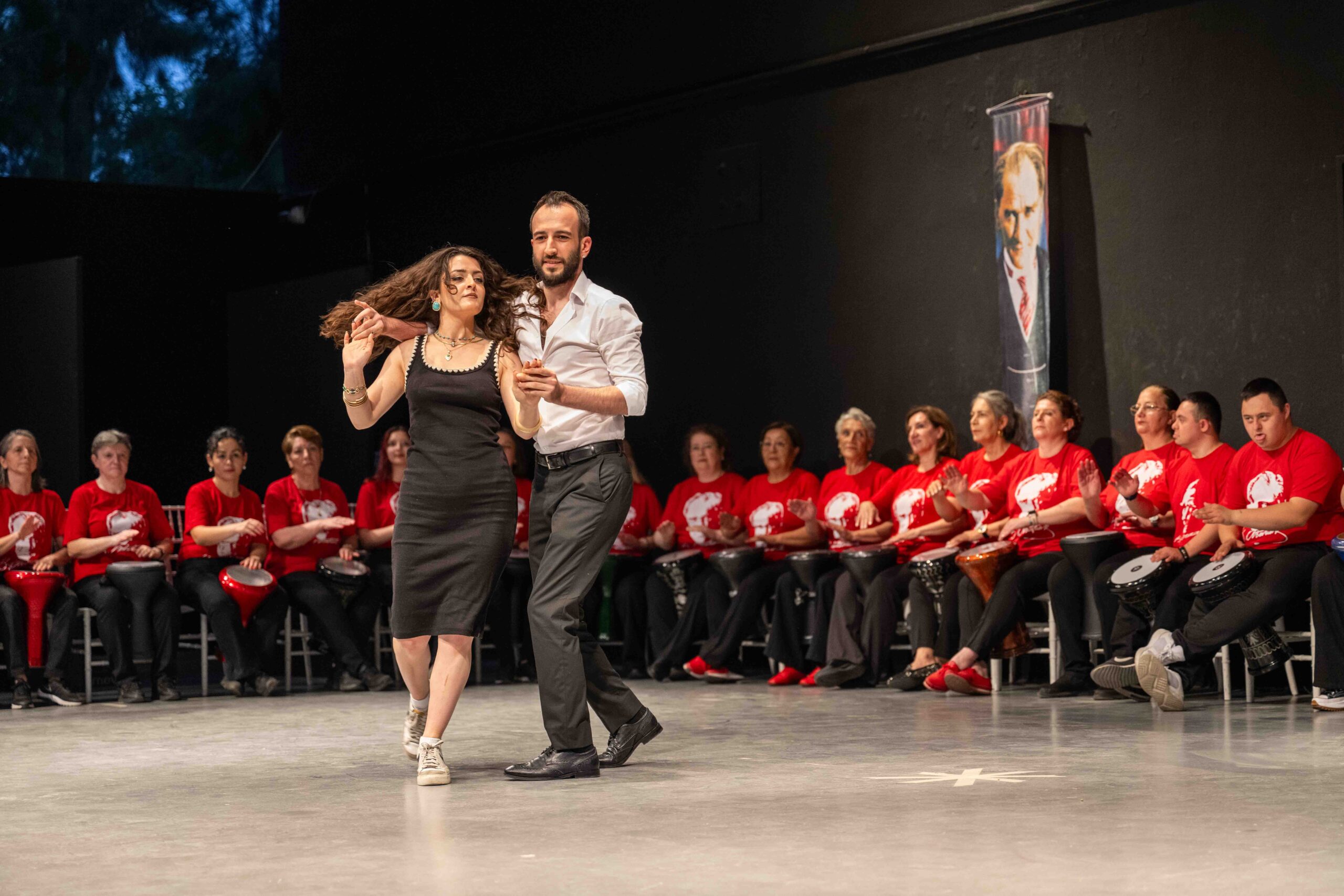 Bornova’da görülmemiş sahne performansı! Tam 145 kişi aynı anda...