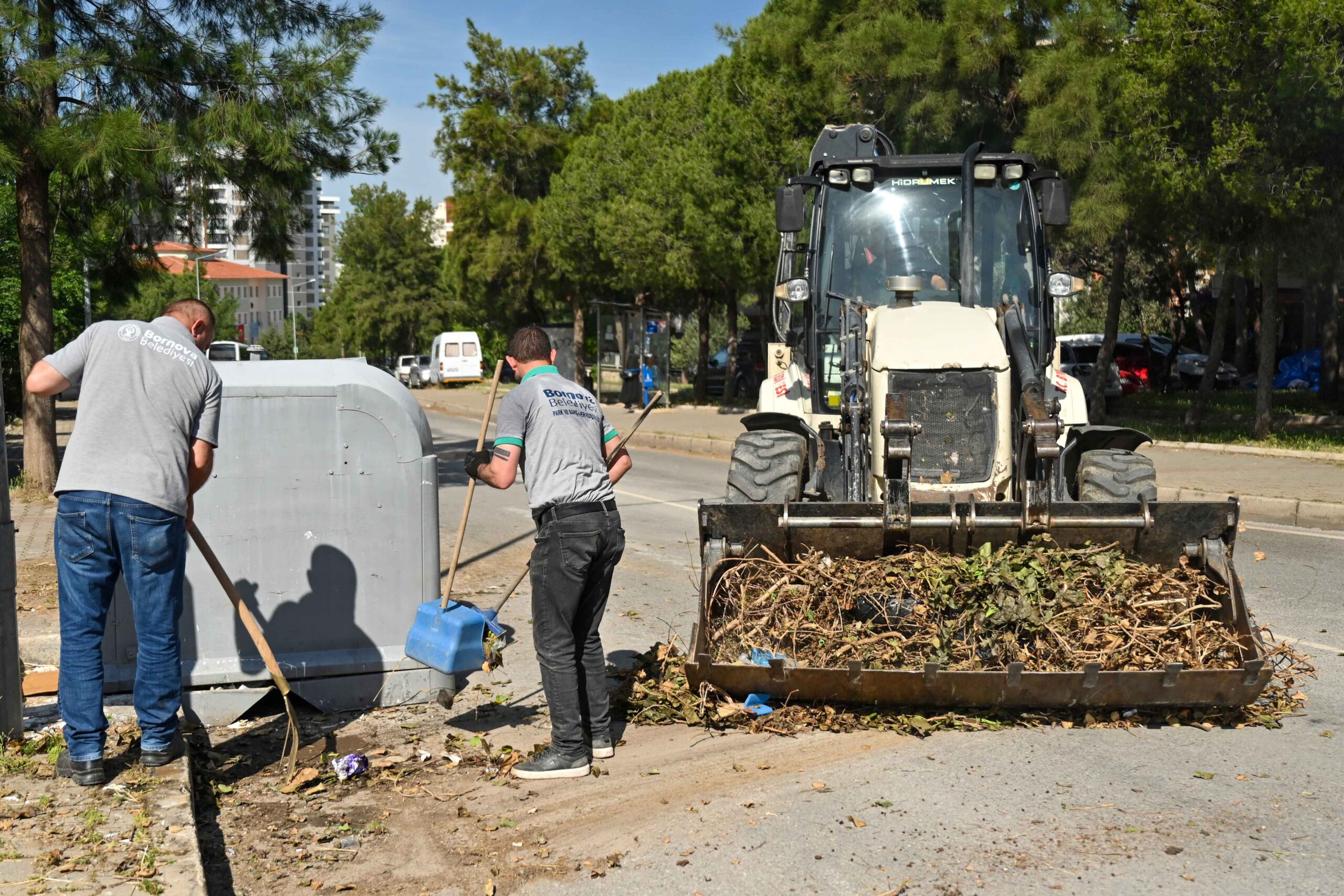 Bornova’da yaz öncesi kırmızı alarm: Ekipler yangın riskine karşı seferber oldu! 1 Bornova’da yaz öncesi kırmızı alarm: Ekipler yangın riskine karşı seferber oldu!