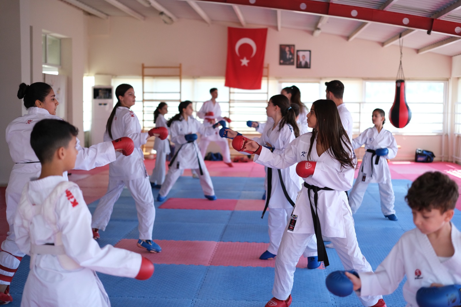 Bayraklı Belediyesi’nden çocuklara ve yetişkinlere 'yaz müjdesi': Spor okulu kayıtları başladı 4 Bayraklı Belediyesi’nden çocuklara ve yetişkinlere 'yaz müjdesi': Spor okulu kayıtları başladı