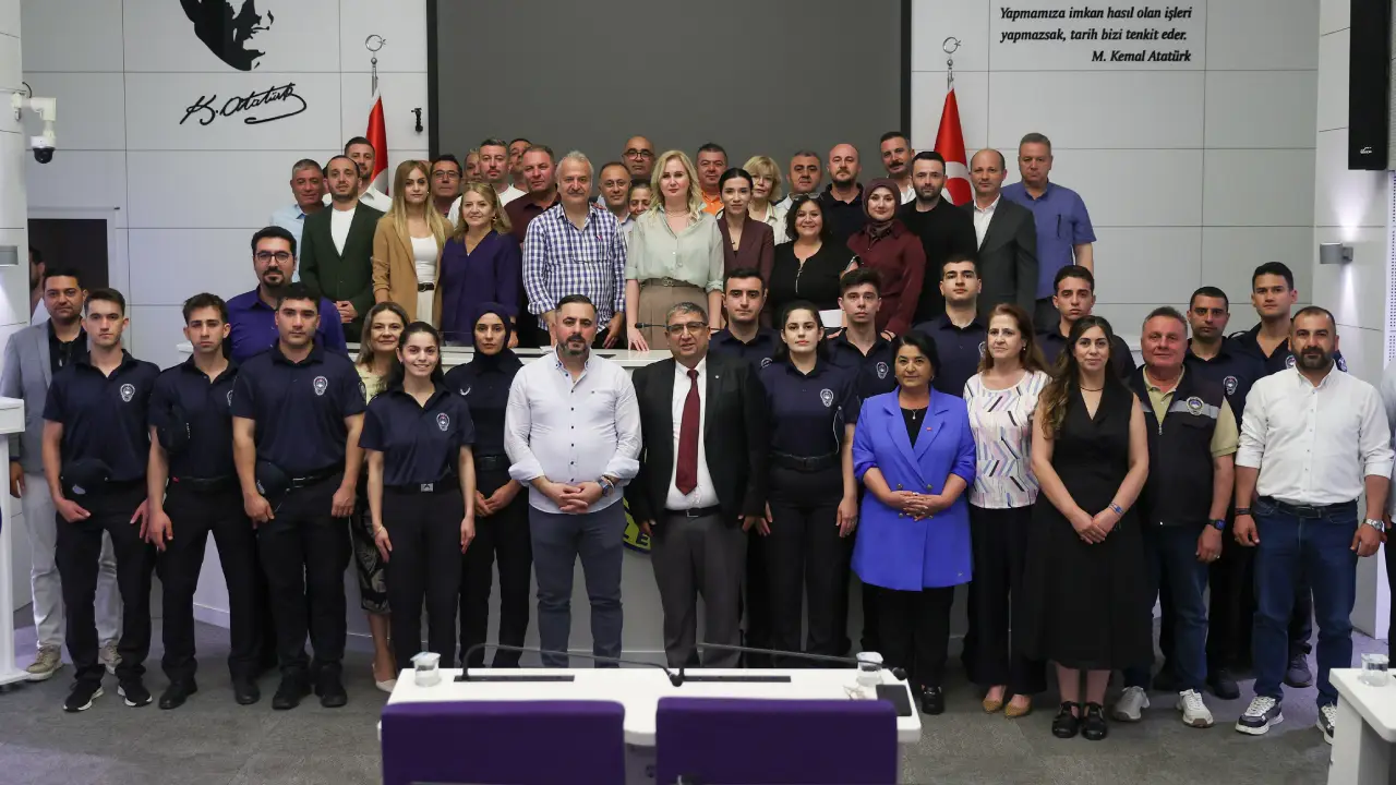 Buca Belediyesi’nde göreve başlayan zabıta memurları için düzenlenen törende konuşan