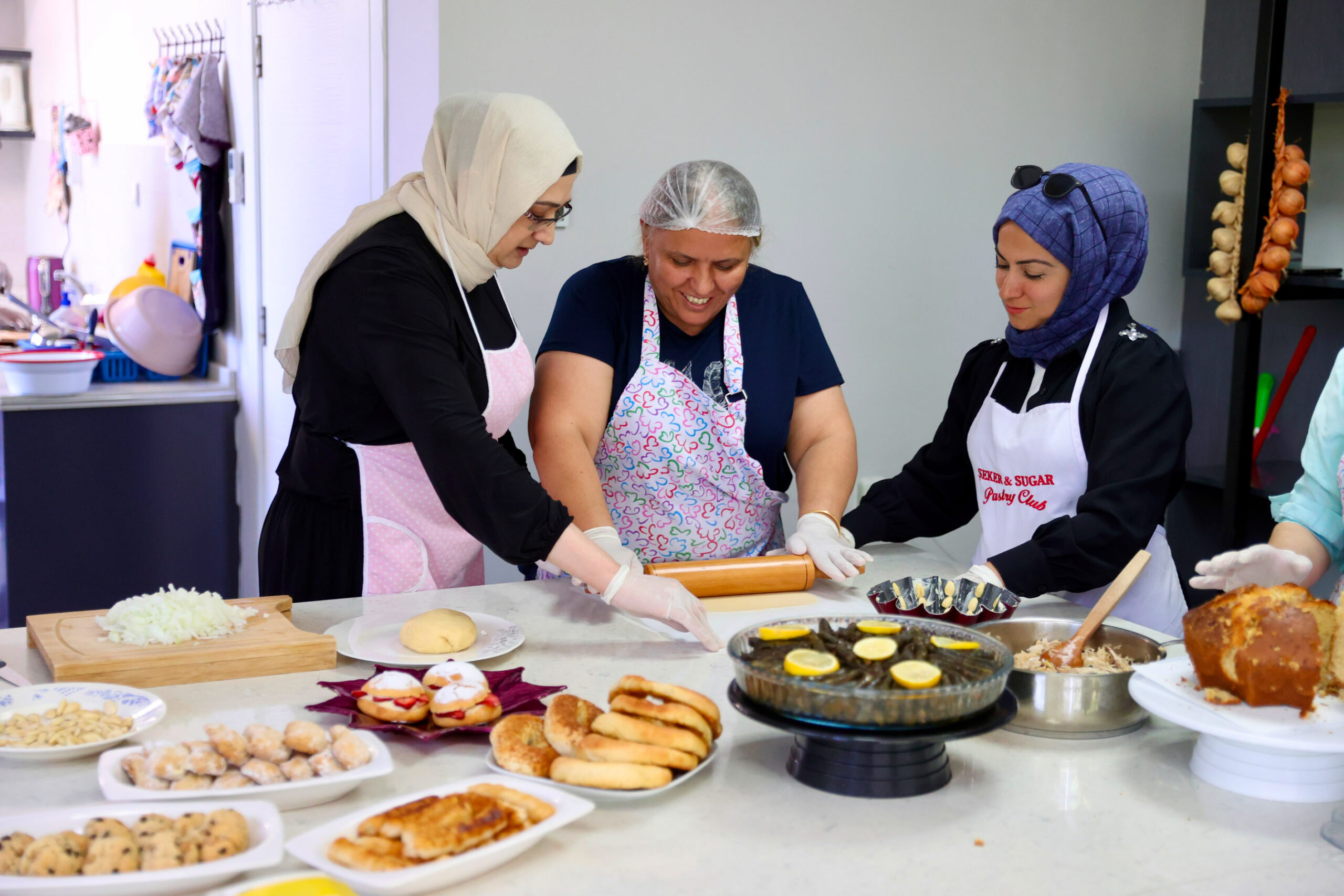 Buca’da kadınlar lezzeti mesleğe dönüştürüyor: Kokusu sokaklara taşan harika dayanışma