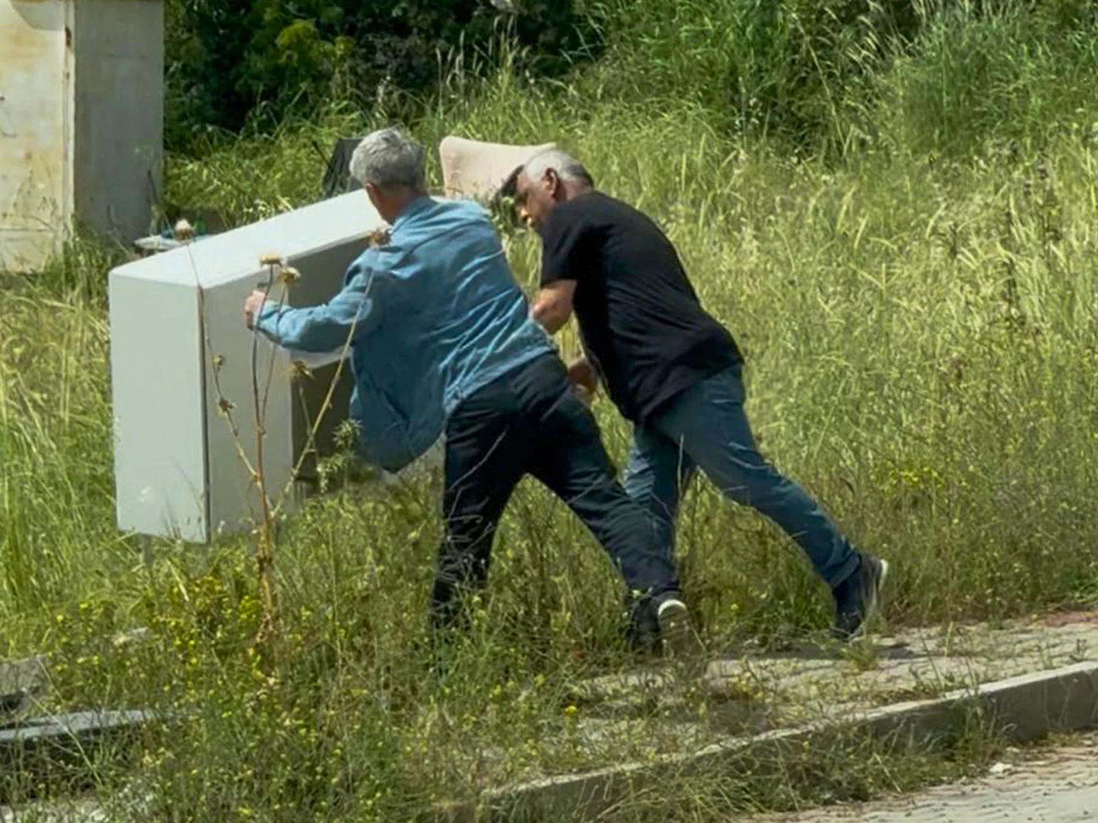 Yol kenarları ve parklara kaçak döküm yapan işletme ve kişilere