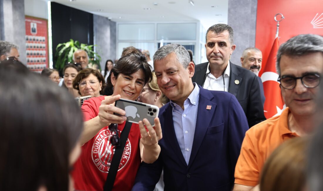 Yakın bir arkadaşının annesinin cenaze programı için İzmir'e gelen Özgür