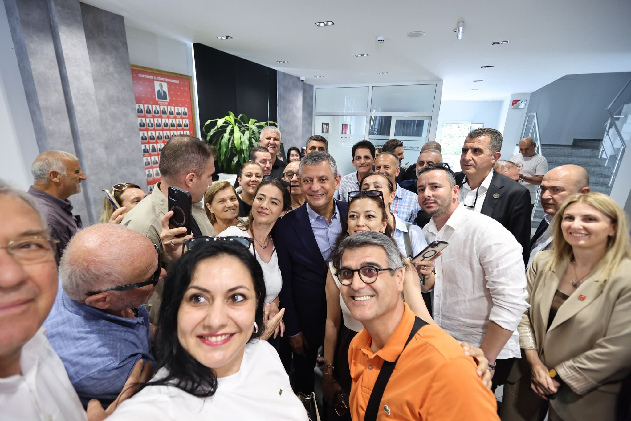 Özgür Özel cenaze öncesi baba evinde: İl Başkanlığını ziyaret etti