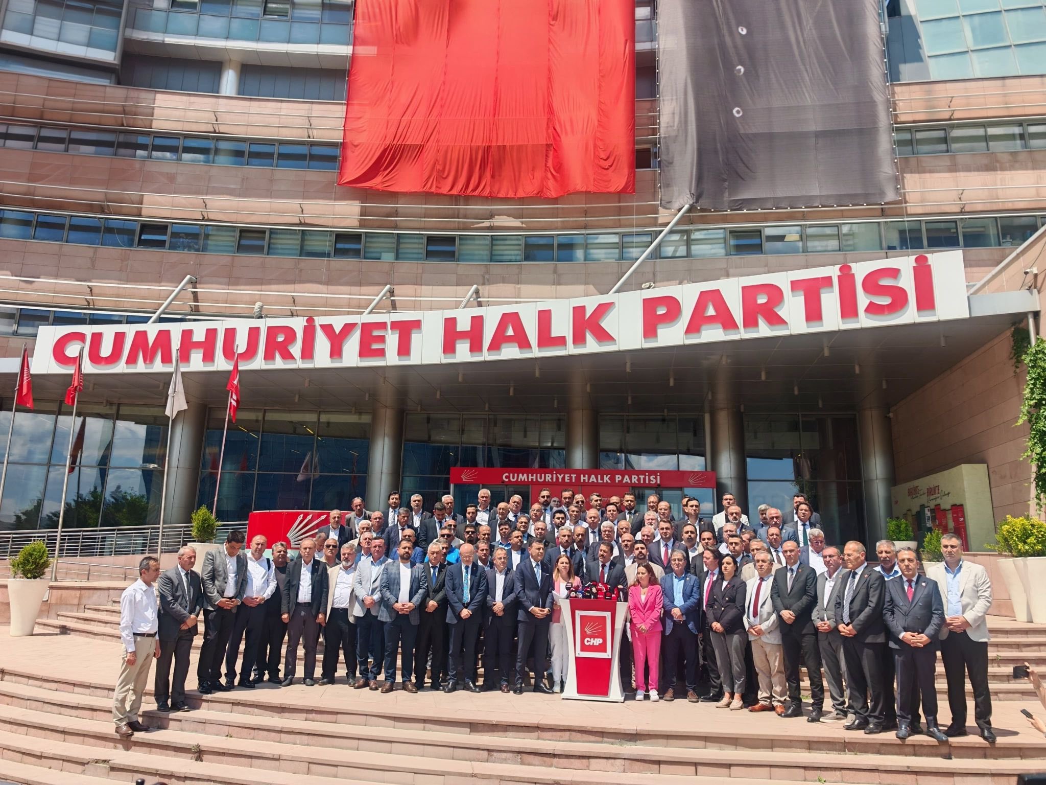 CHP İzmir İl Başkanı Çağatay Güç Ankara'da: 'Kurultay imzalarını teslim ettik!'