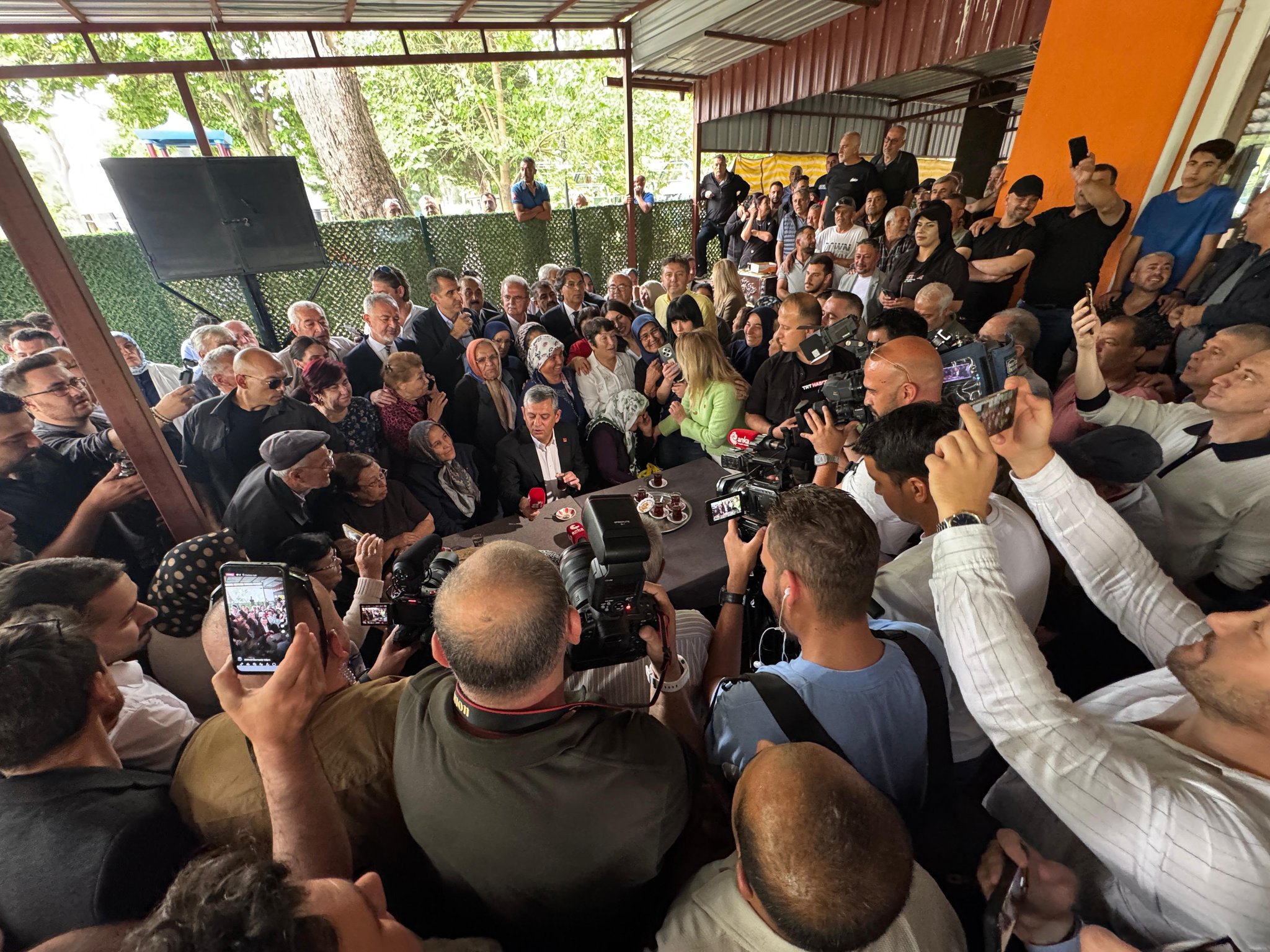 Özgür Özel'den Denizli'de iktidar manifestosu: 'Bizi kimse yolumuzdan çeviremez'