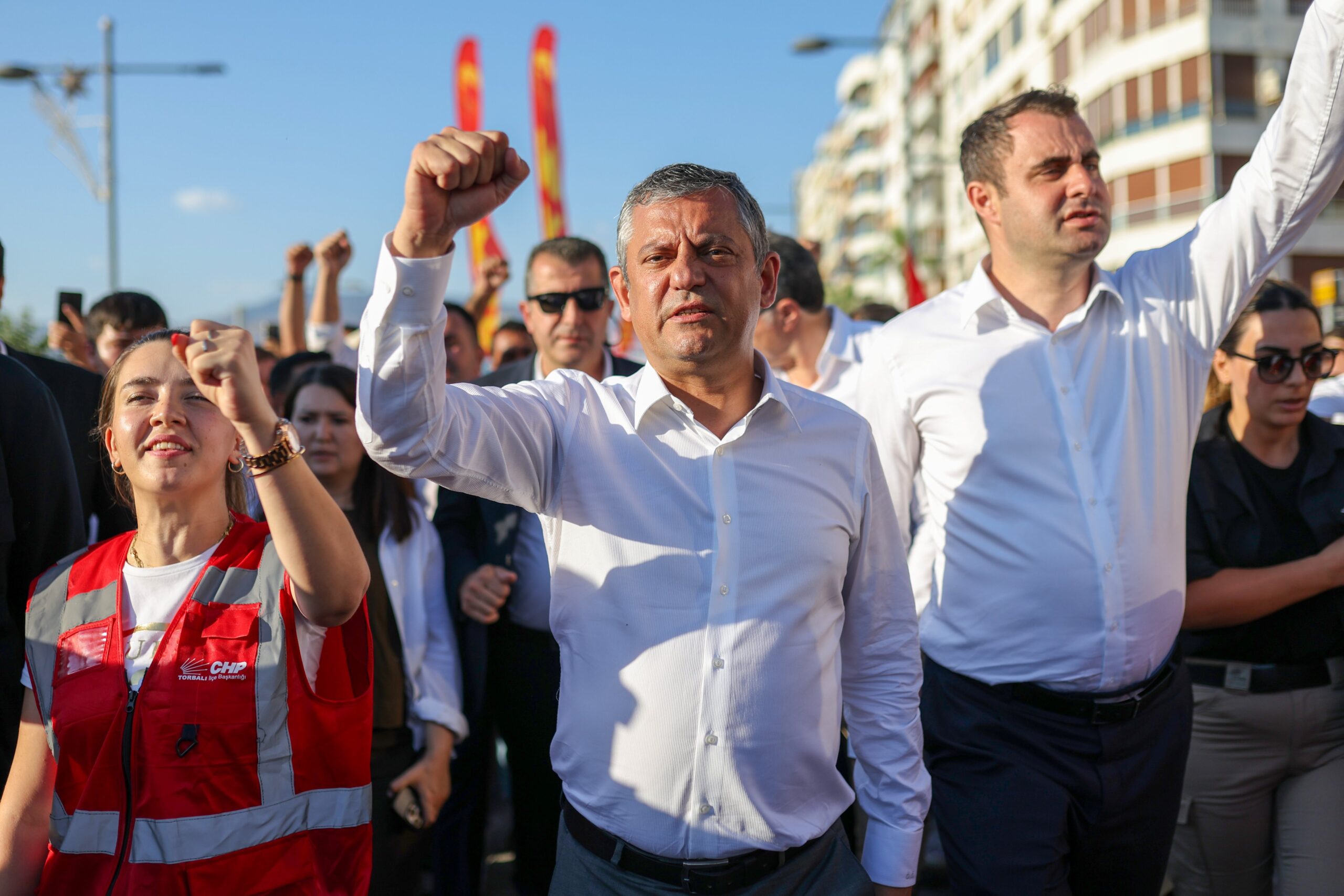 Özgür Özel İzmir'den seslendi: 'Kurultay istiyoruz kurultay'