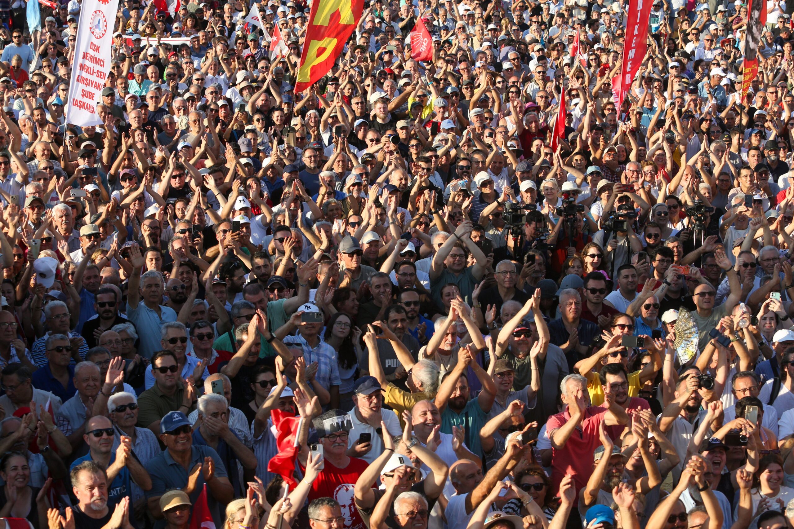 Özgür Özel İzmir'den seslendi: 'Kurultay istiyoruz kurultay'