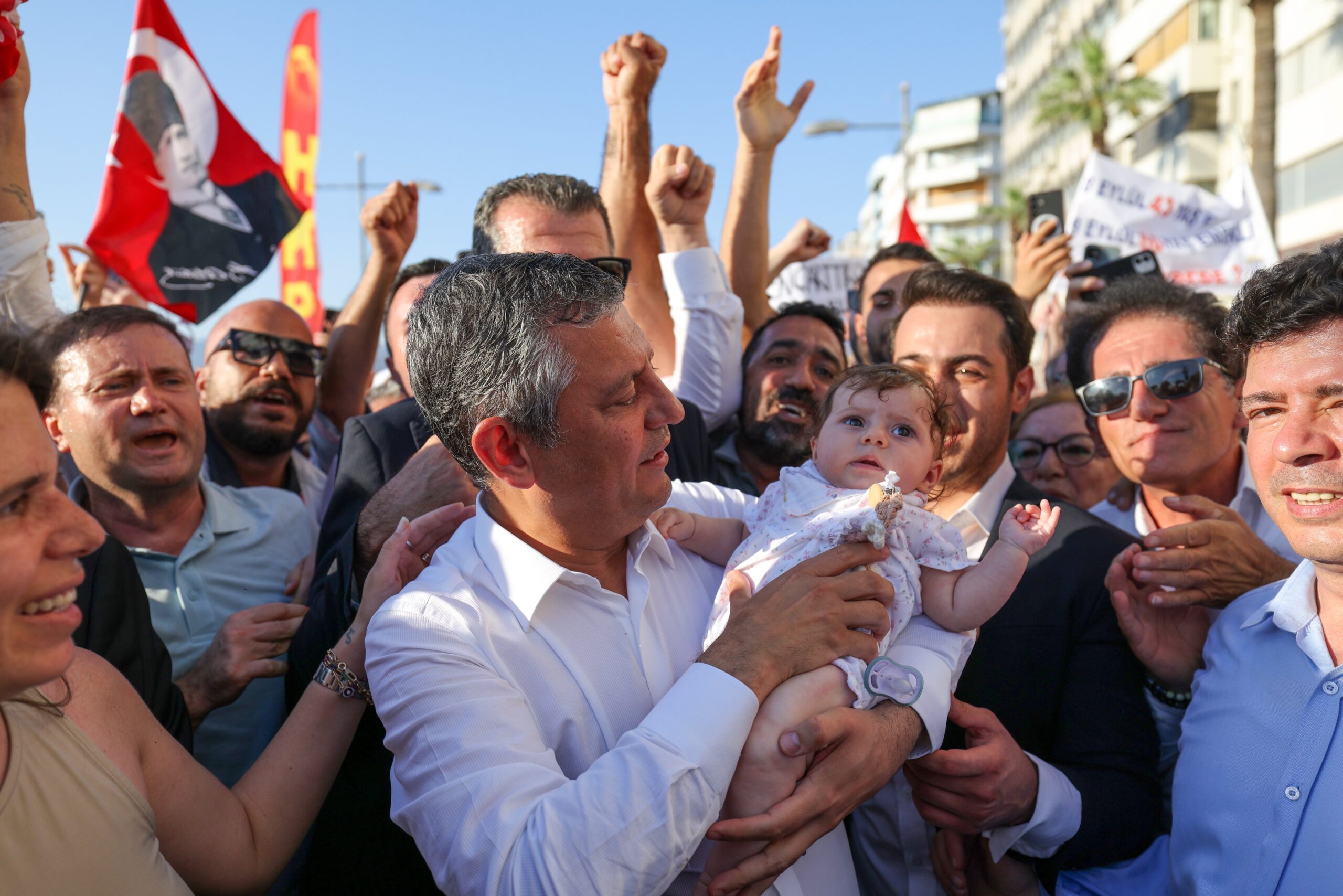 Özgür Özel İzmir'den seslendi: 'Kurultay istiyoruz kurultay'