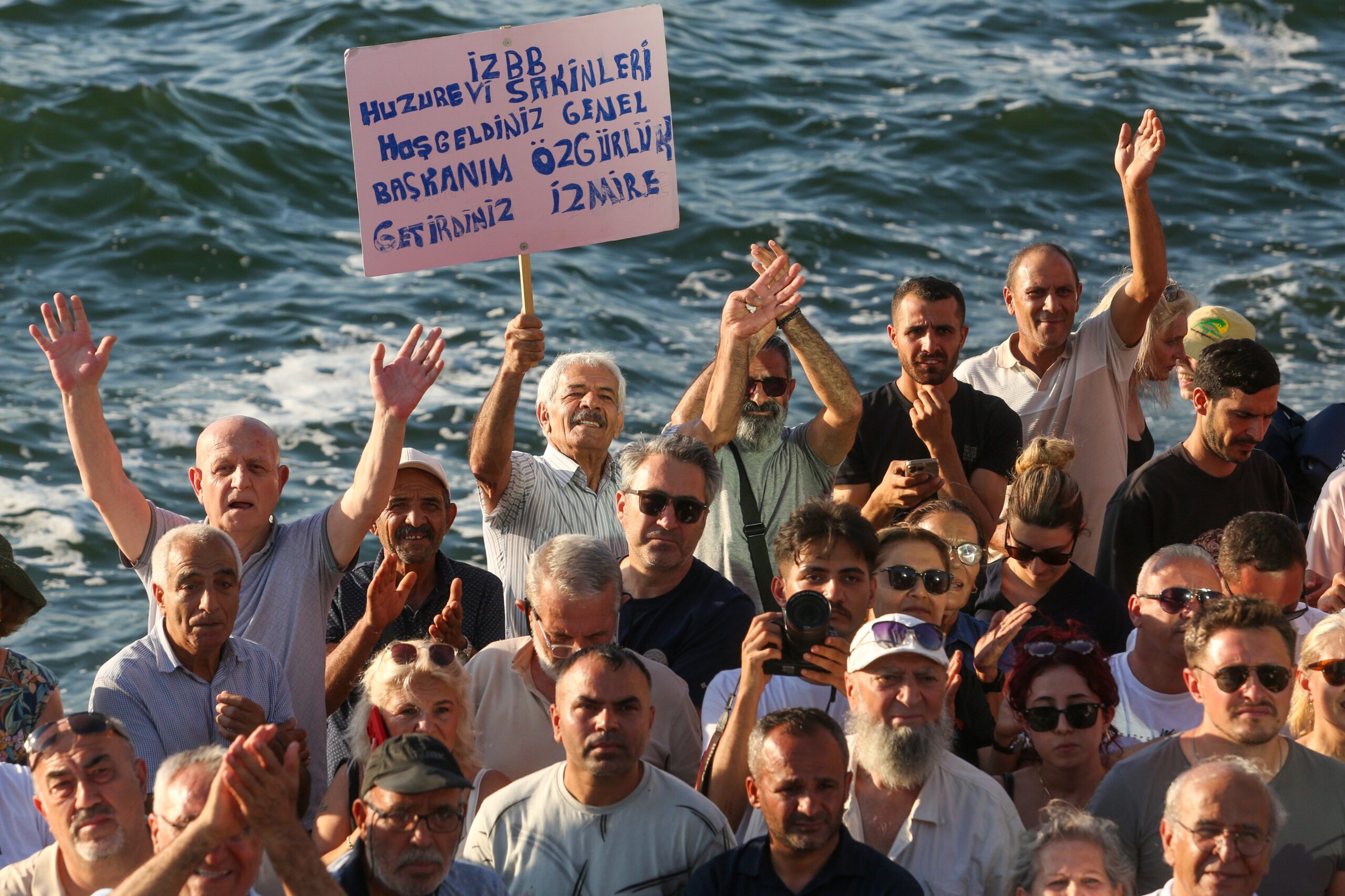 Özgür Özel İzmir'den seslendi: 'Kurultay istiyoruz kurultay'