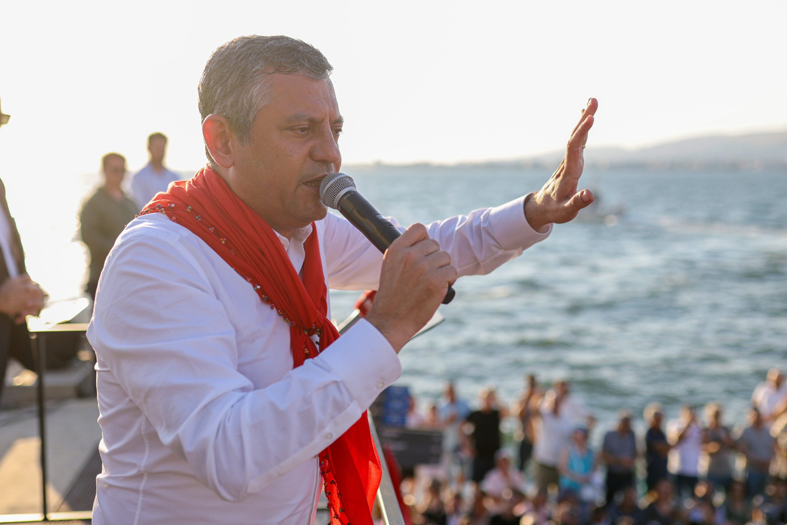 Özgür Özel İzmir'den seslendi: 'Kurultay istiyoruz kurultay'