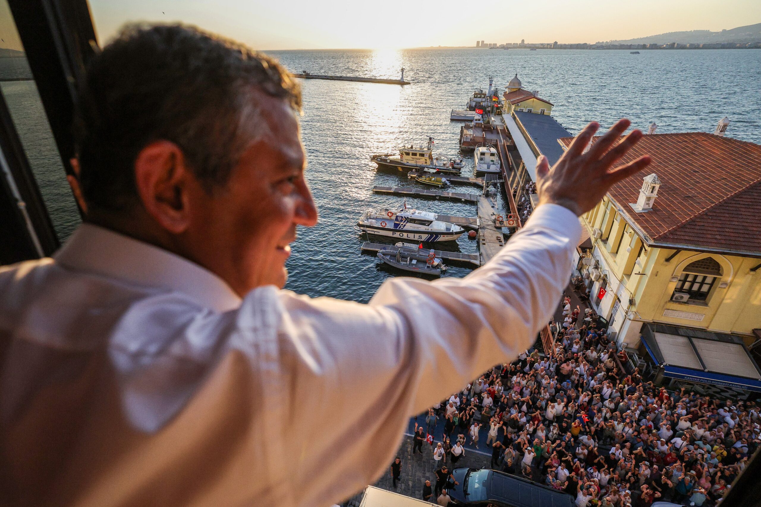 Özgür Özel İzmir'den seslendi: 'Kurultay istiyoruz kurultay'