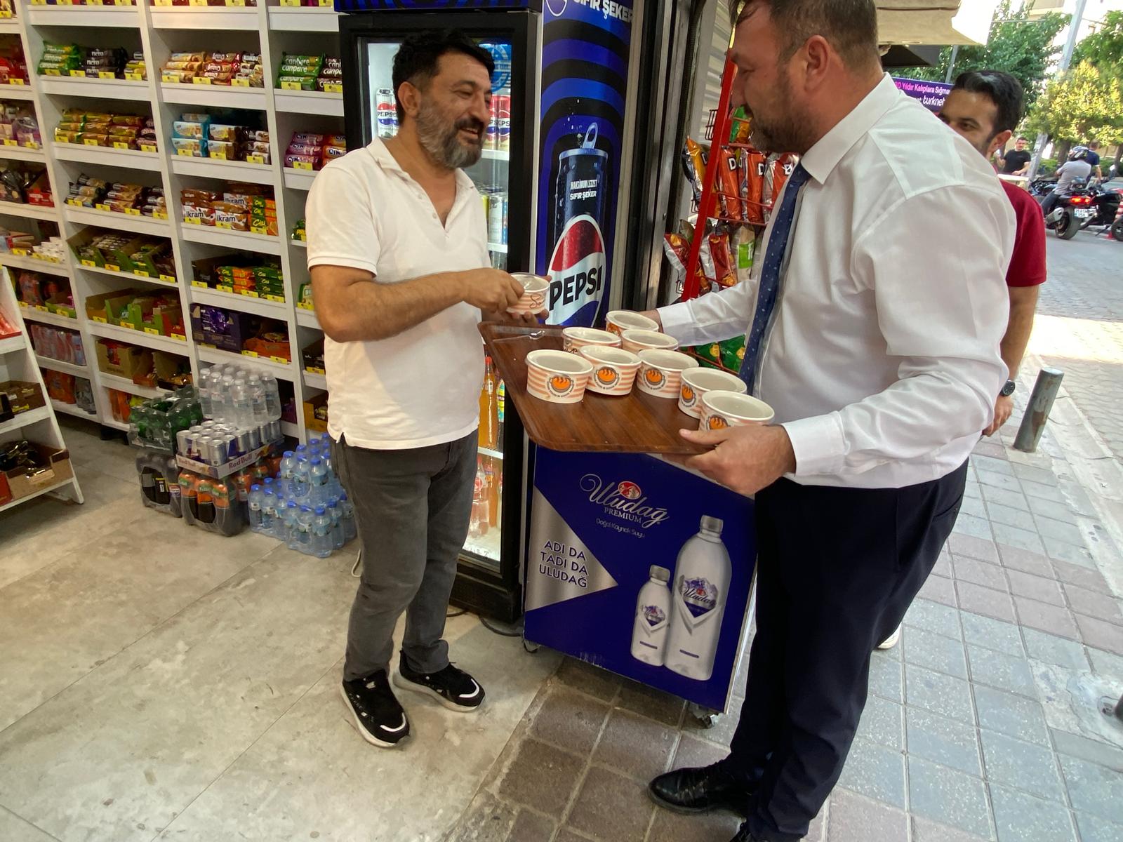 CHP İzmir'de aşure etkinliği: Gümrükçü dağıttı
