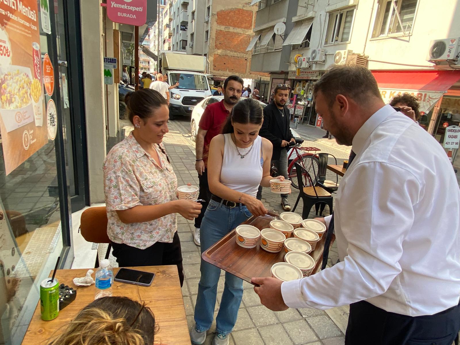 CHP İzmir'de aşure etkinliği: Gümrükçü dağıttı