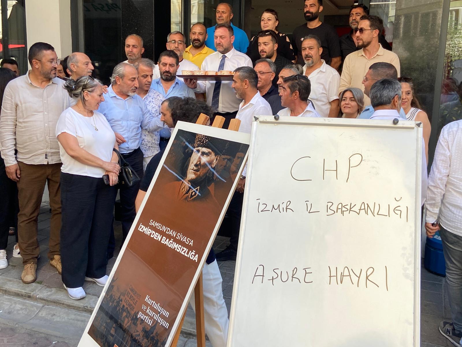 CHP İzmir'de aşure etkinliği: Gümrükçü dağıttı
