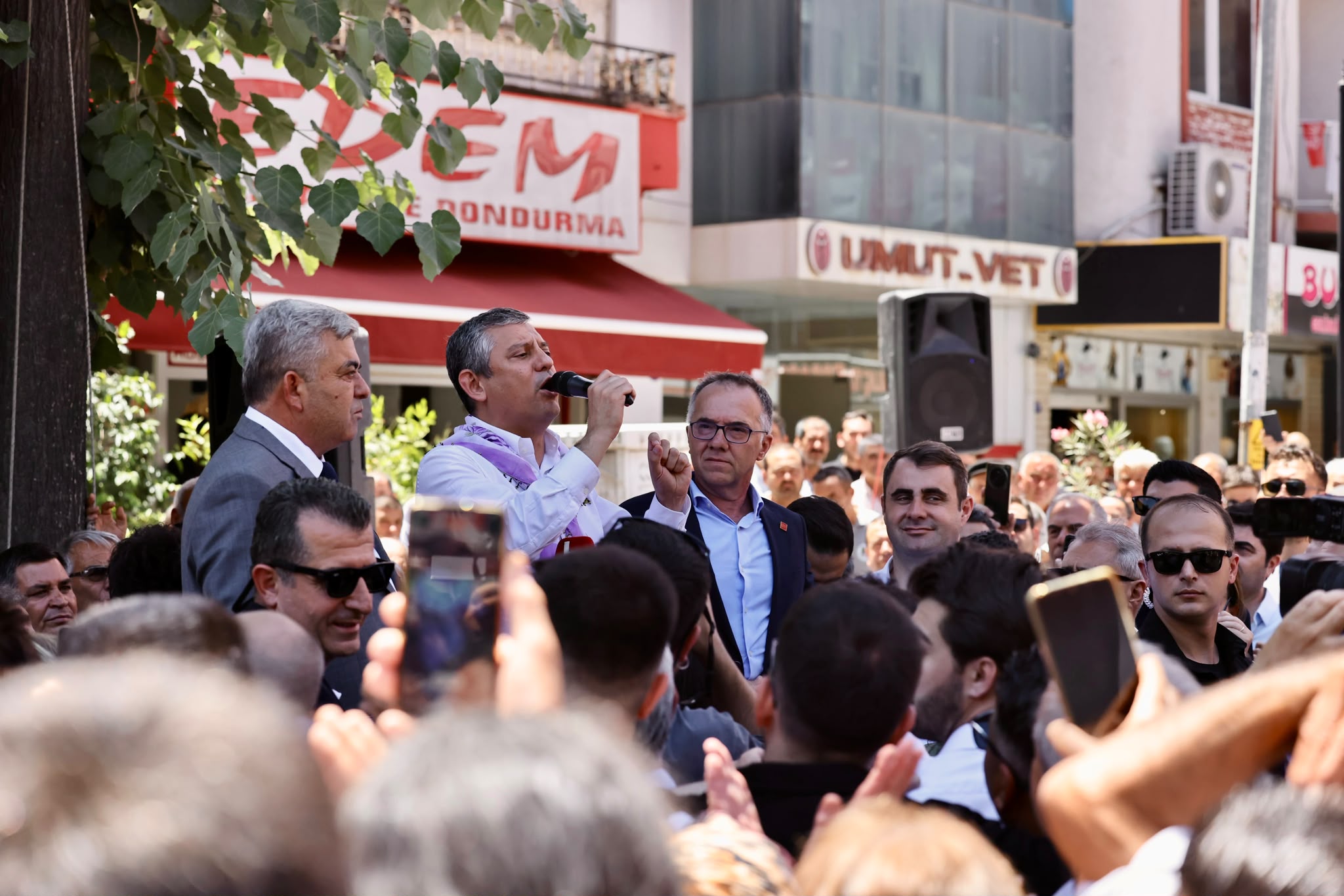 İzmir programı kapsamında Kiraz ilçesini ziyaret eden Özgür Özel, mesleği