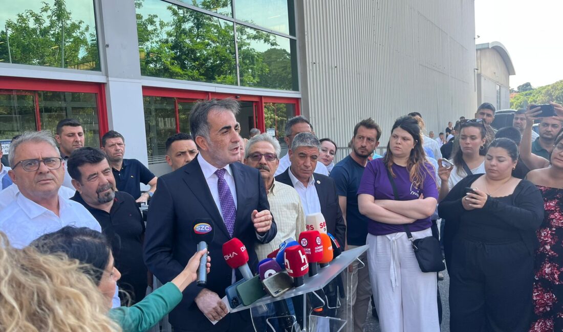 İzmir Büyükşehir Belediye Başkanı Cemil Tugay’ın partisinden istifa edeceği iddialarının