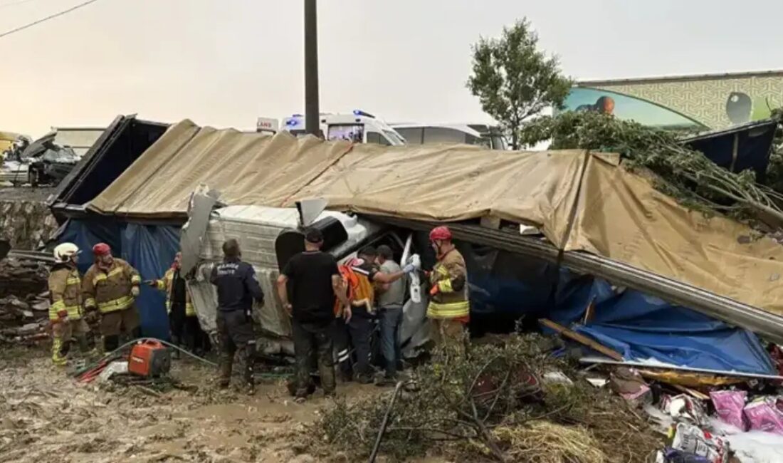 Manisa'nın Kula ilçesinde, yağış nedeniyle kayganlaşan yolda tiner yüklü bir