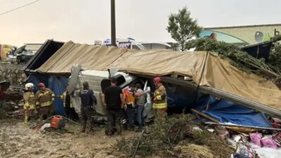 Manisa'nın Kula ilçesinde, yağış nedeniyle kayganlaşan yolda tiner yüklü bir