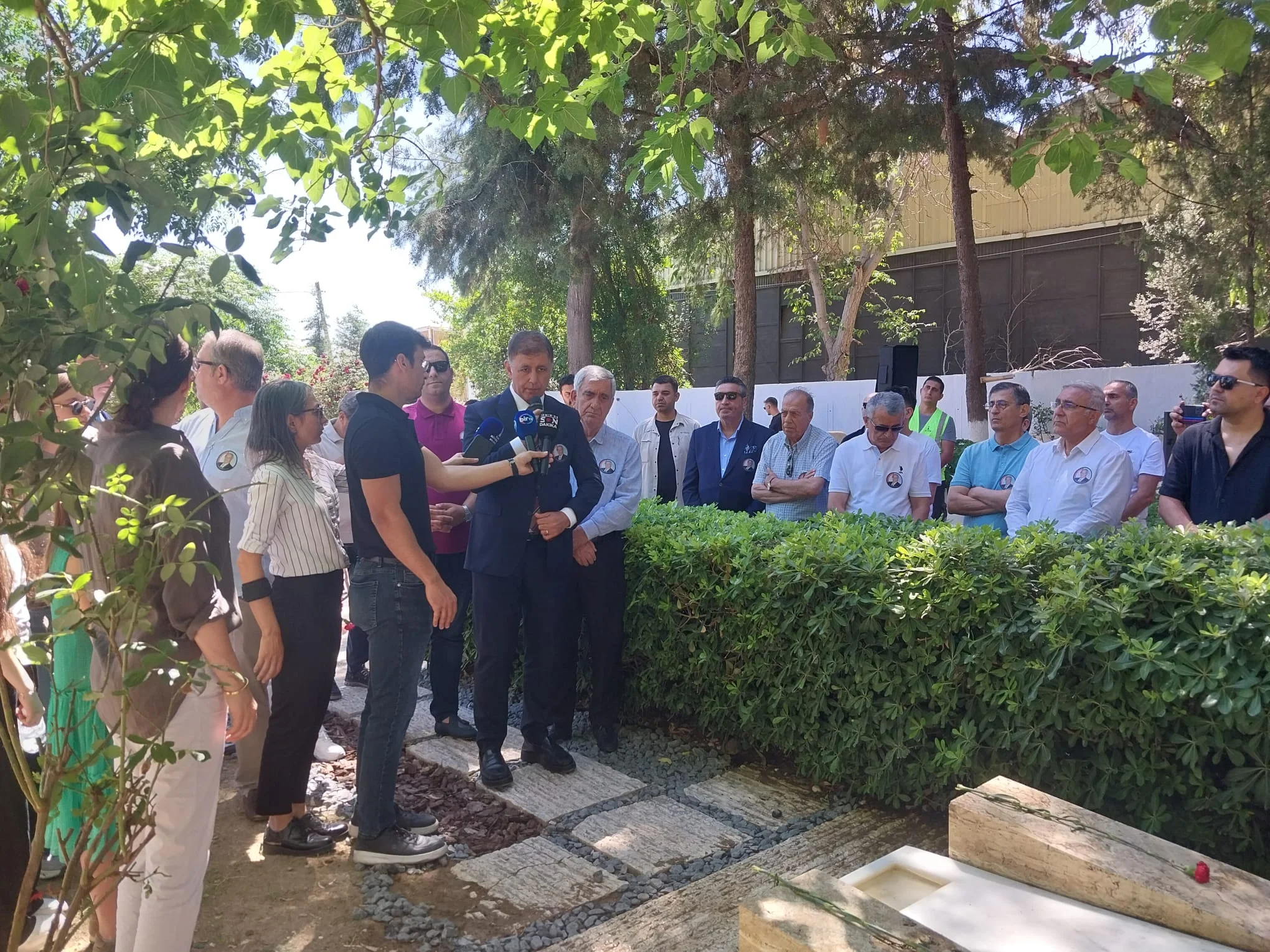 İzmir efsane başkanını unutmadı: Ahmet Piriştina vefatının 22. yılında mezarı başında anıldı