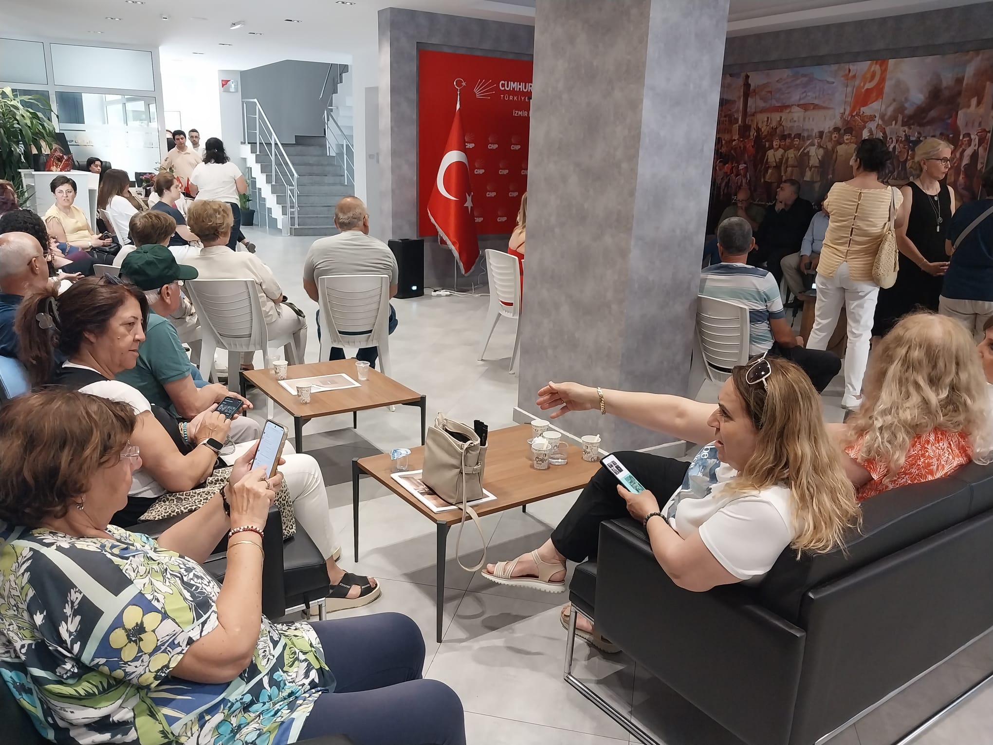 CHP İzmir örgütü il binasında nöbete geçti: İhraç gündemiyle gözler MYK'da 2 CHP İzmir örgütü il binasında nöbete geçti: İhraç gündemiyle gözler MYK'da