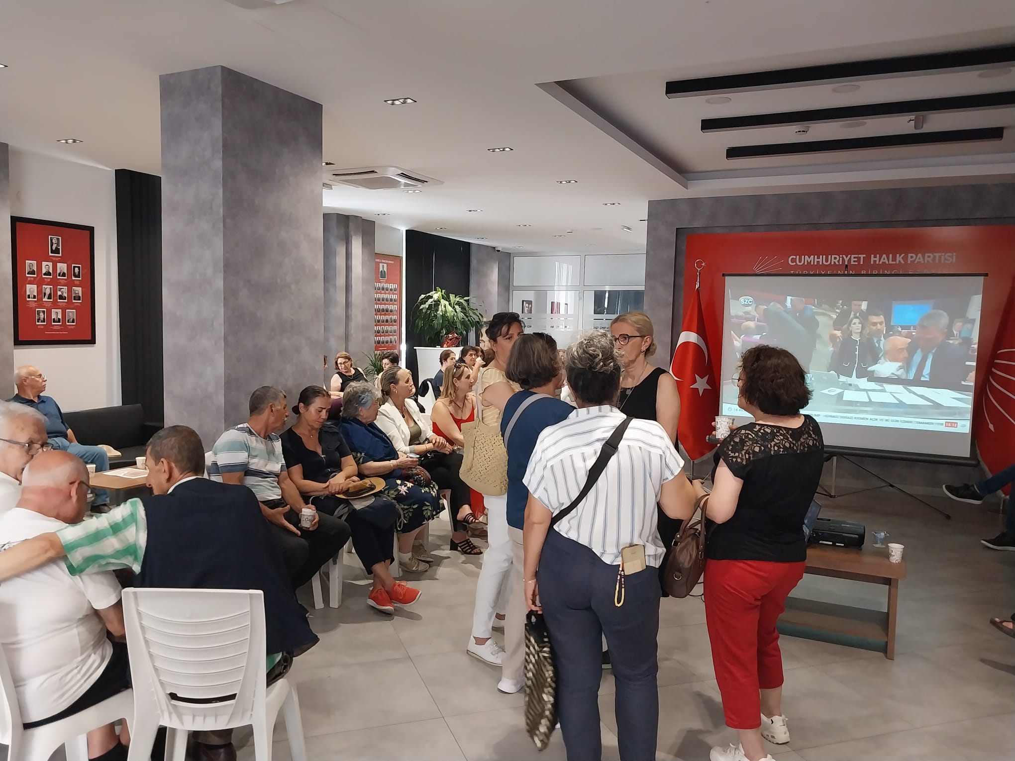 CHP İzmir örgütü il binasında nöbete geçti: İhraç gündemiyle gözler MYK'da 1 CHP İzmir örgütü il binasında nöbete geçti: İhraç gündemiyle gözler MYK'da