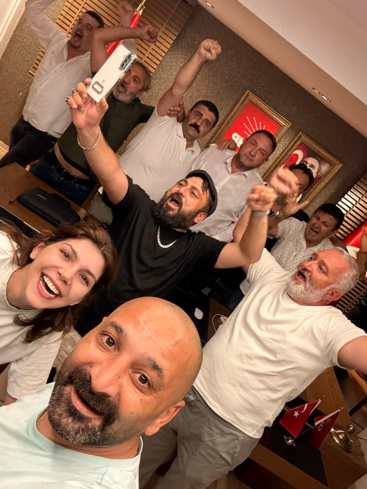 CHP İzmir'de 'mutlak butlan' arbedesi: Utku Gümrükçü polisle içeri girdi 1 CHP İzmir'de 'mutlak butlan' arbedesi: Utku Gümrükçü polisle içeri girdi