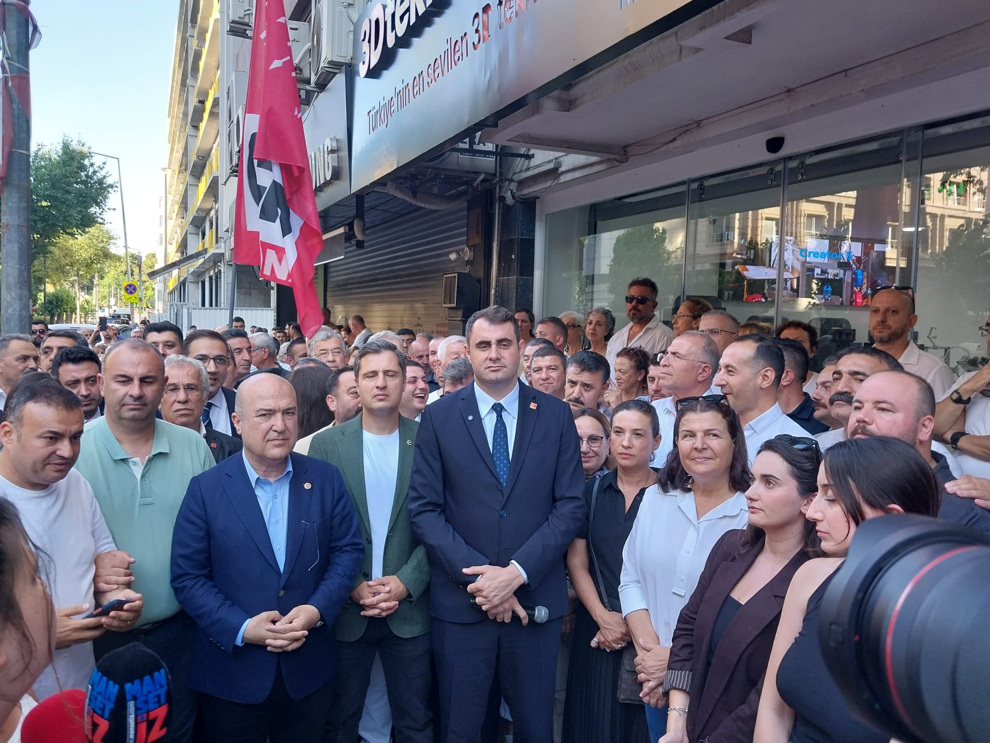 Çağatay Güç’ten Konak'ta sokak manifestosu: "Onları o duvarlar arasında yalnız bıraktık"