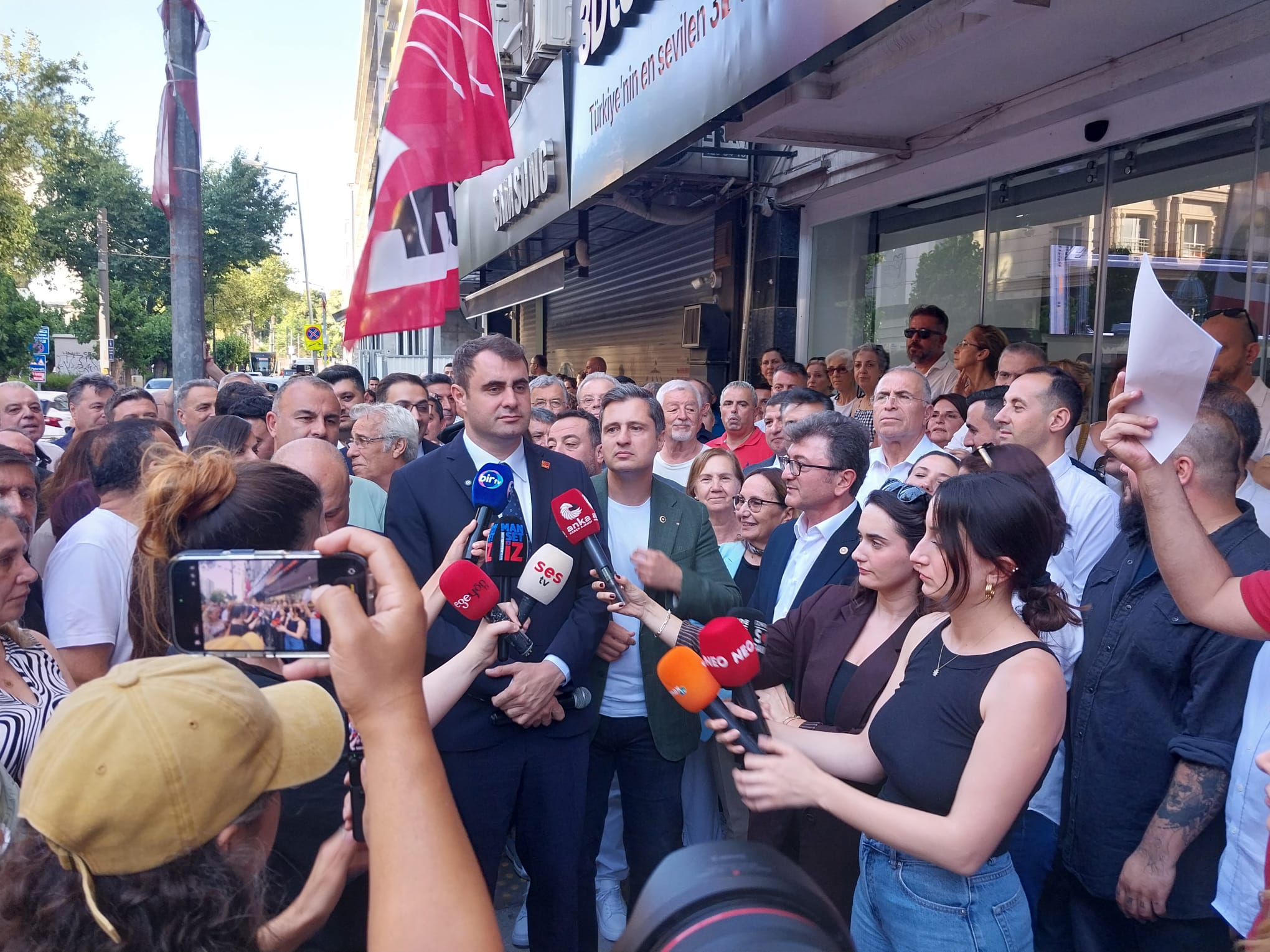 Çağatay Güç’ten Konak'ta sokak manifestosu: "Onları o duvarlar arasında yalnız bıraktık"