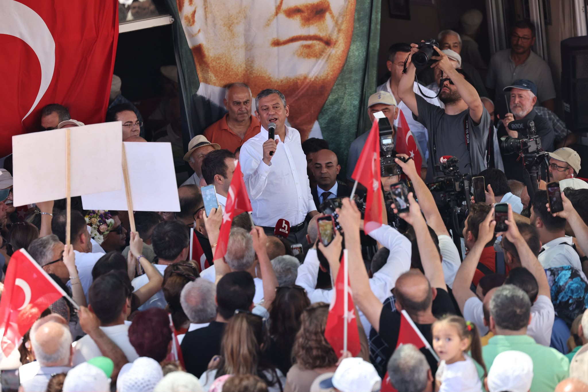Özgür Özel, Beydağ'da sandalye üstünde: “Ya partimizi geri alacağız ya yeni bir yol açacağız"