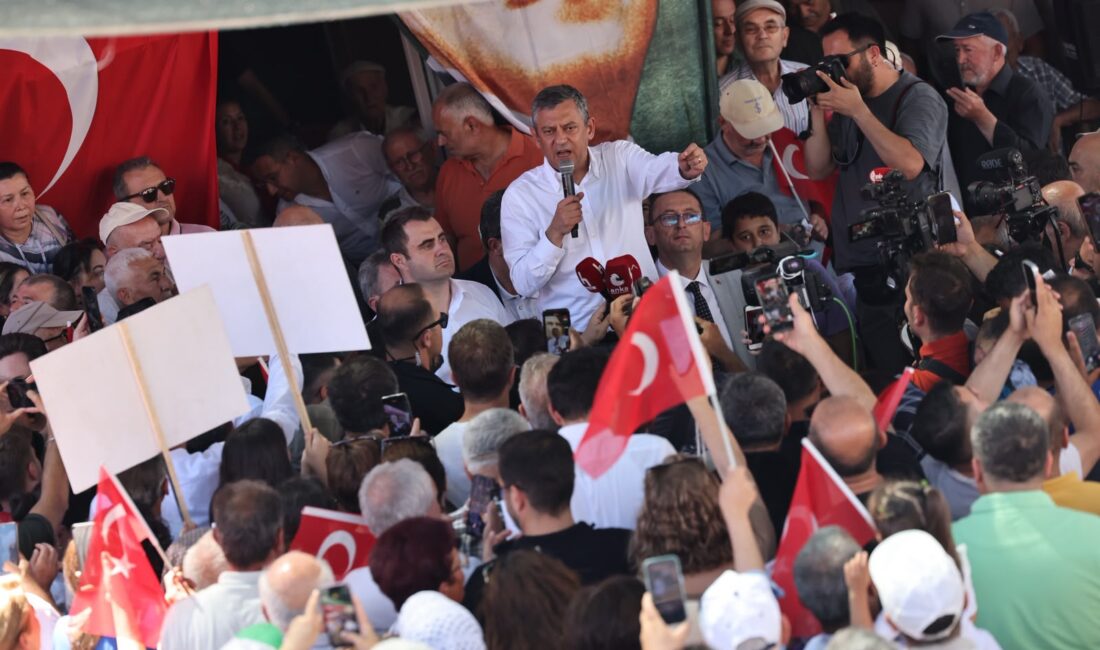 Özgür Özel, İzmir'in Beydağ ilçesinde bir köy kahvehanesinin sandalyesi üzerine
