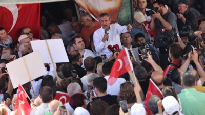 Özgür Özel, İzmir'in Beydağ ilçesinde bir köy kahvehanesinin sandalyesi üzerine